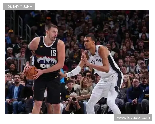 对比约基奇：加内特背身单打护筐主导防守节奏