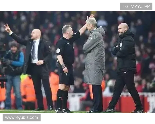 第四官员职责及其在足球比赛判罚中的关键作用解析