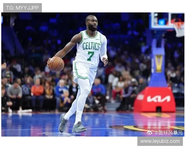 杰伦·布朗无球跑动拉开防线 提升球队三分效率明显